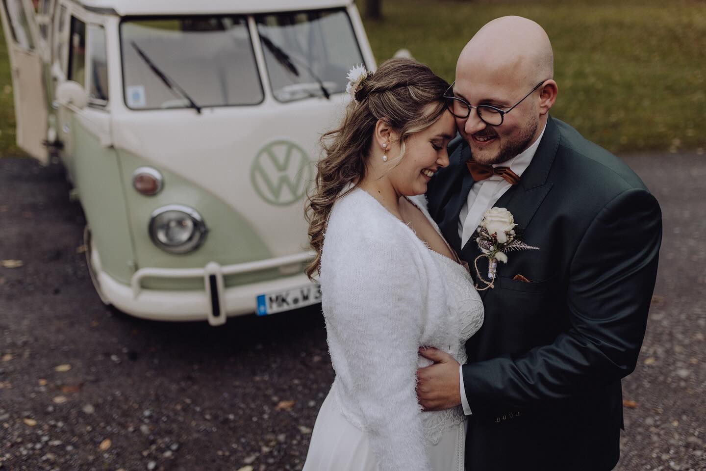 Wir stecken nun voll in Bildbearbeitung und Vorgesprächen für nächstes Jahr. Es ist spannend neue Paare kennenzulernen und sich ein Bild zu machen wie die nächste Hochzeitssaison aussieht. ☺️🥰 steckst du auch schon in der Planung für nächstes Jahr? #hochzeit #hochzeitsfotos #vwbulliliebe #hochzeitbulli #melanieandandreas #mendenfotograf #sauerlandliebe #sauerlandhochzeit #sauerlandhochzeitsfotografen